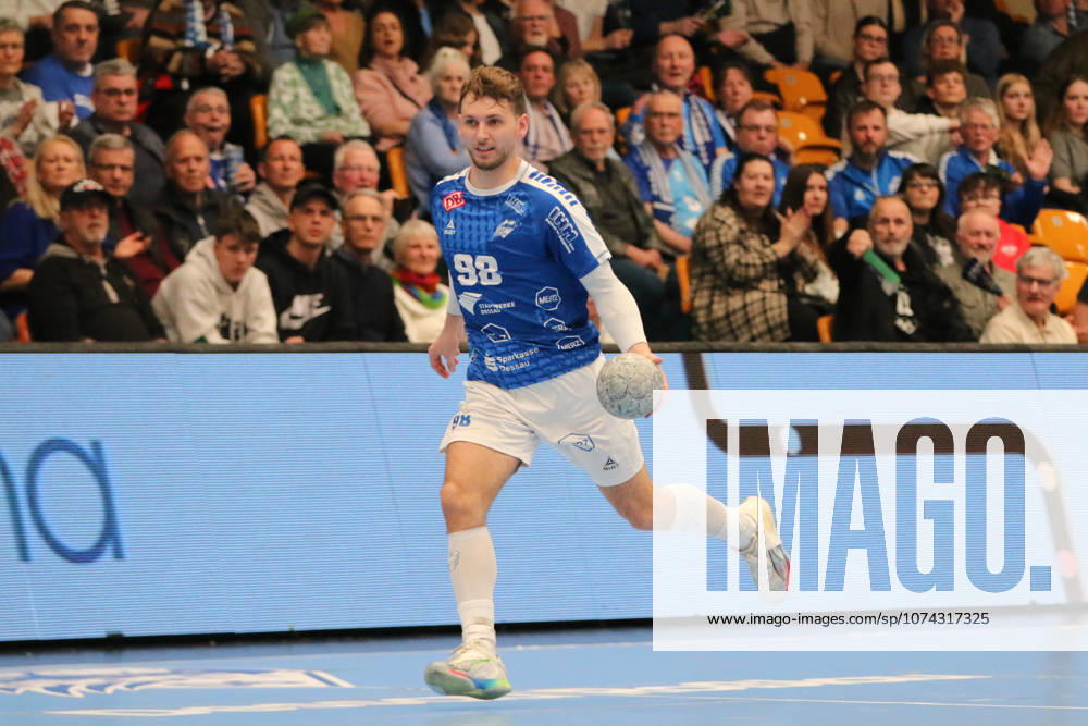 Handball Herren 2025 2026 2. Handball-Bundesliga 24. Spieltag Dessau-Roßlauer HV 06 - HSG Krefeld Niederrhein Anhalt Arena Dessau Yannick-Marcos Pust (Dessau, 98, blau) geht alleine auf das Krefelder Tor zu. Dessau-Roßlau Sachsen-Anhalt Deutschland