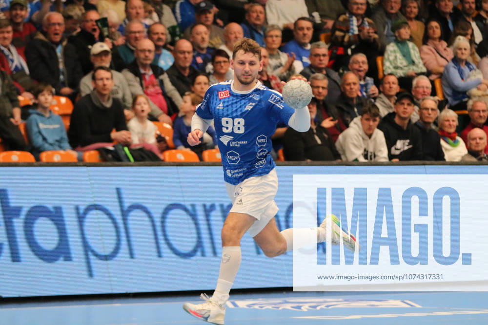 Handball Herren 2025 2026 2. Handball-Bundesliga 24. Spieltag Dessau-Roßlauer HV 06 - HSG Krefeld Niederrhein Anhalt Arena Dessau Yannick-Marcos Pust (Dessau, 98, blau) geht alleine auf das Krefelder Tor zu. Dessau-Roßlau Sachsen-Anhalt Deutschland