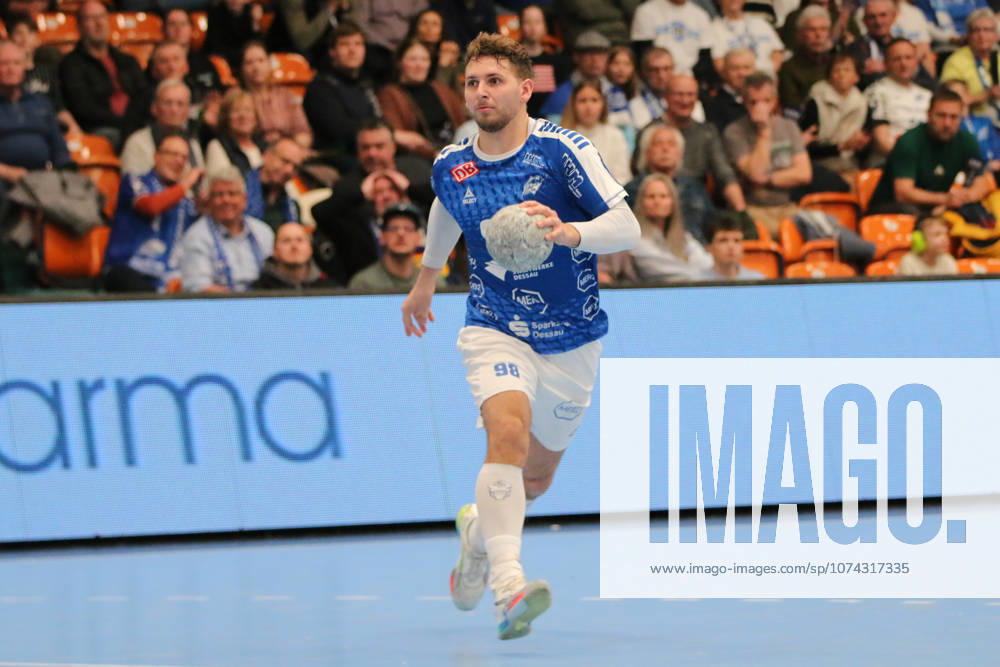 Handball Herren 2025 2026 2. Handball-Bundesliga 24. Spieltag Dessau-Roßlauer HV 06 - HSG Krefeld Niederrhein Anhalt Arena Dessau Yannick-Marcos Pust (Dessau, 98, blau) geht alleine auf das Krefelder Tor zu. Dessau-Roßlau Sachsen-Anhalt Deutschland