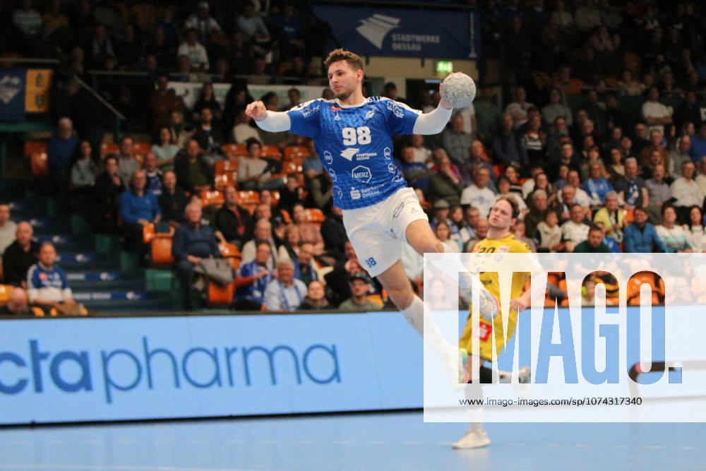 Handball Herren 2025 2026 2. Handball-Bundesliga 24. Spieltag Dessau-Roßlauer HV 06 - HSG Krefeld Niederrhein Anhalt Arena Dessau Yannick-Marcos Pust (Dessau, 98, blau) bei einem Torwurf. Dessau-Roßlau Sachsen-Anhalt Deutschland