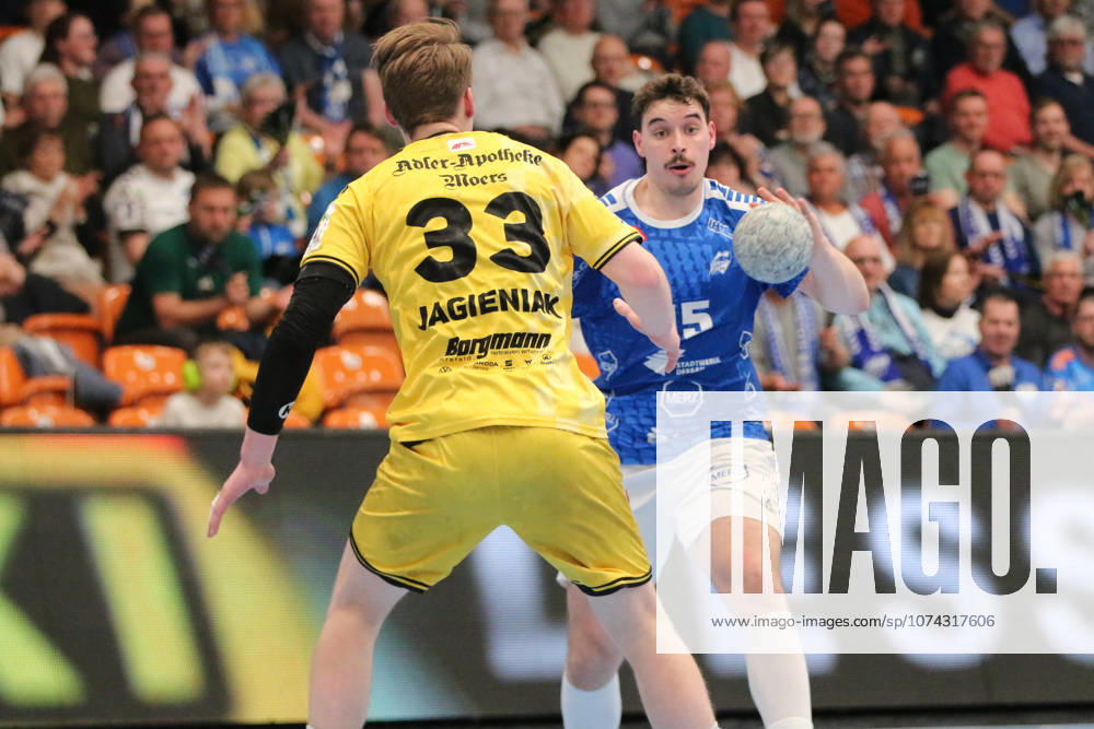 Handball Herren 2025 2026 2. Handball-Bundesliga 24. Spieltag Dessau-Roßlauer HV 06 - HSG Krefeld Niederrhein Anhalt Arena Dessau Marcel Nowak (Dessau, 15, blau) am Ball. Lars Jagieniak (Krefeld, 33, gelb) erwartet ihn. Dessau-Roßlau Sachsen-Anhalt Deutschland