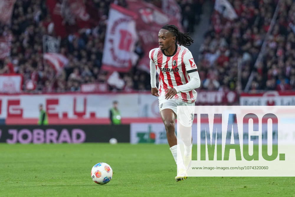 Jordy Makengo (SC Freiburg, 33) am Ball , Deutschland, Fussball, 1. Bundesliga, 26.Spieltag, 2025 2026, SC Freiburg vs. 1. FC Union Berlin, 15.03.2026, Europa-Park Stadion, Freiburg, Deutschland DFL REGULATIONS PROHIBIT ANY USE OF PHOTOGRAPHS AS IMAGE SEQUENCES AND OR QUASI-VIDEO. Freiburg Europa-Park Stadion Baden-Württemberg Deutschland