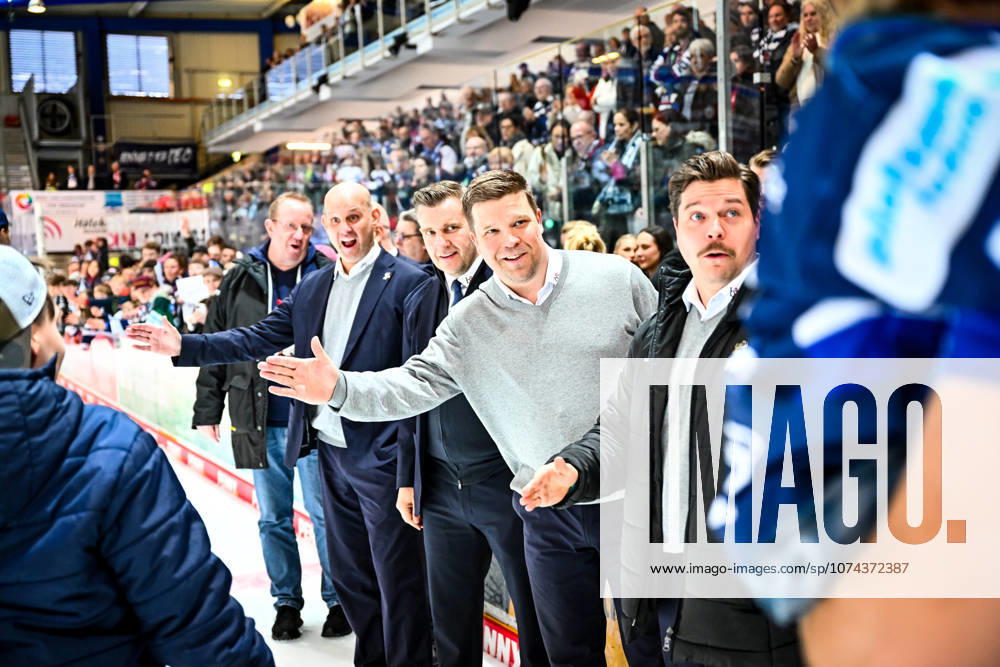 Stefan Nyman (Cheftrainer, Headcoach, Iserlohn Roosters) Tony Zabel (Co-Trainer, Assistant Coach, Development Coach, Iserlohn Roosters) Franz David Fritzmeier (Sportlicher Leiter, Manager, Headcoach Iserlohn Roosters) Jannu Kujala (Co-Trainer, Assistant Coach, Performance Coach, Iserlohn Roosters) Santeri Hilli (Goalie- und Videocoach, Iserlohn Roosters), GER, Iserlohn Roosters vs. ERC Ingolstadt, Eishockey, Penny-DEL, 52. Spieltag, Spielzeit 2025 2026, 15.03.2026, GER, Iserlohn Roosters vs. ERC Ingolstadt, Eishockey, Penny-DEL, 52. Spieltag, Spielzeit 2025 2026, 15.03.2026 Iserlohn