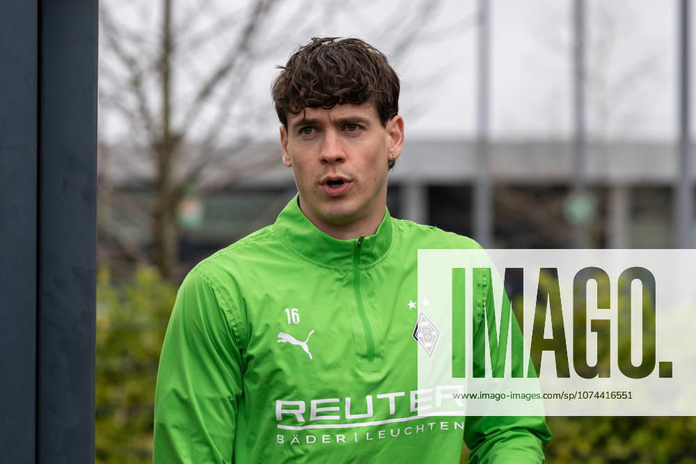 Philipp Sander (Borussia Moenchengladbach, 16) kommt auf den Platz. Oeffentliches Training Borussia Moenchengladbach auf dem Trainingsgelaende am Borussia Park, 1. Bundesliga, Fussball, Saison 2025 2026, 17.03.2026 Training Borussia Moenchengladbach, 1. Bundesliga, Saison 2025 2026, 17.03.2026 Moenchengladbach