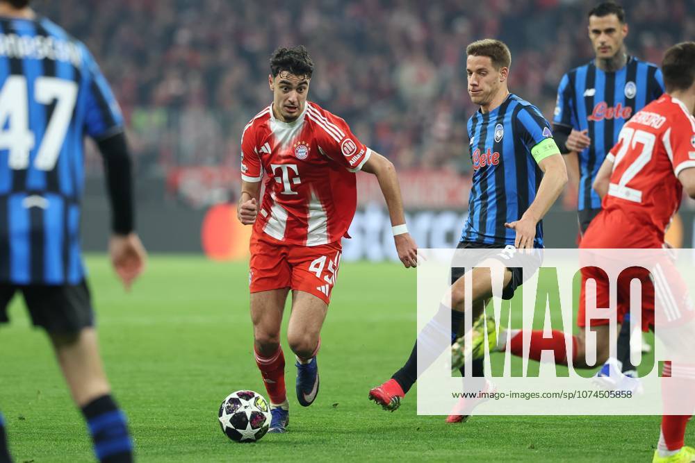 Im Zweikampf, Aktion, mit Alexandar Pavlovic 45 (FC Bayern Muenchen), Mario Pasalic 8 (Atalanta Bergamo), FC Bayern Muenchen vs. Atalanta Bergamo, Fussball, UEFA, Champions League, Achtelfinale, Rueckspiel, 18.03.2026 Muenchen Bayern Deutschland