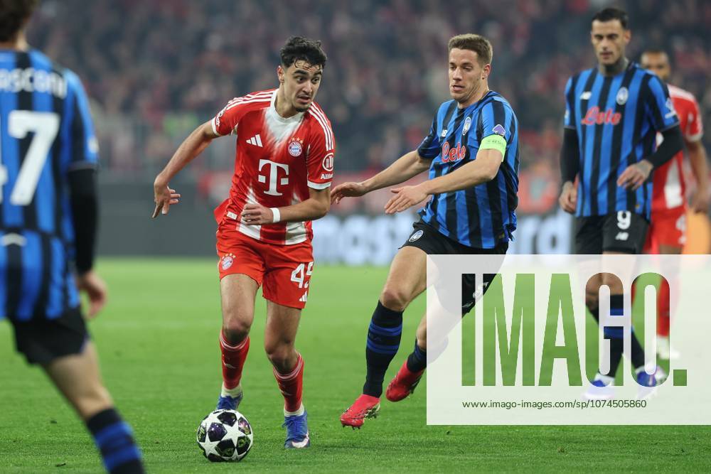 Im Zweikampf, Aktion, mit Alexandar Pavlovic 45 (FC Bayern Muenchen), Mario Pasalic 8 (Atalanta Bergamo), FC Bayern Muenchen vs. Atalanta Bergamo, Fussball, UEFA, Champions League, Achtelfinale, Rueckspiel, 18.03.2026 Muenchen Bayern Deutschland
