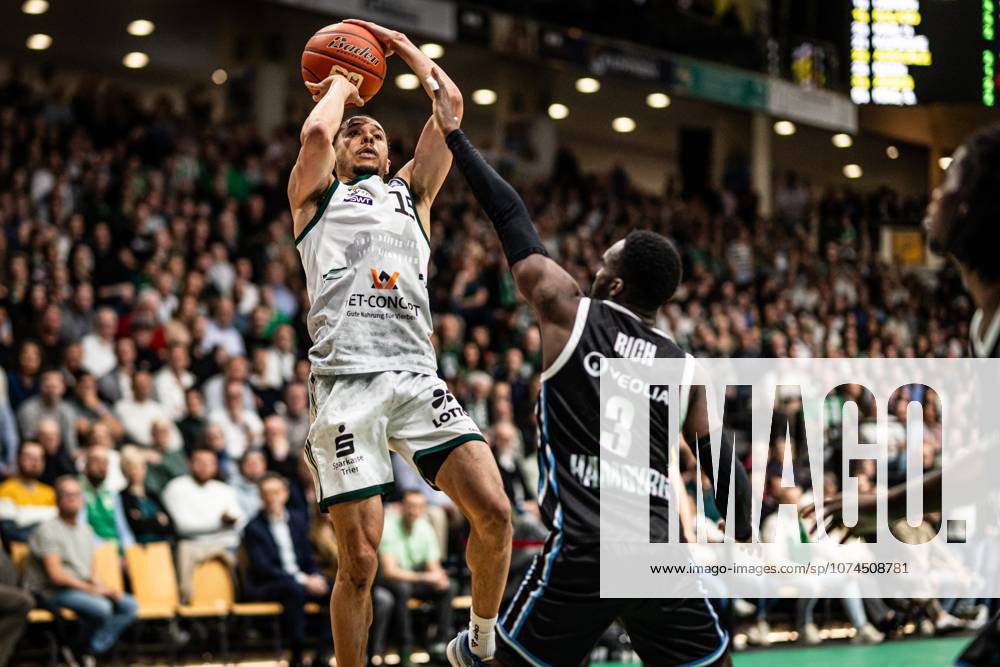 Jordan Roland (Gladiators Trier) im Zweikampf mit Osaro Rich (Veolia Towers Hamburg), Vet Concept Gladiators Trier vs Veolia Towers Hamburg, Basketball, easyCredit BBL, 25. Spieltag, Saison 2025 2026, 18.03.2026 Vet Concept Gladiators Trier vs Veolia Towers Hamburg, Basketball, easyCredit BBL, 25. Spieltag, Saison 2025 2026