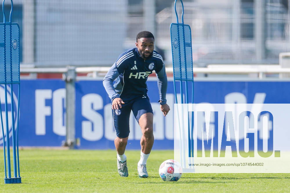 Fussball, Training des FC Schalke 04. Moussa Sylla (FC Schalke 04). Gelsenkirchen Trainingsgelände FC Schalke 04 NRW Deutschland xRHR-FOTO YYx