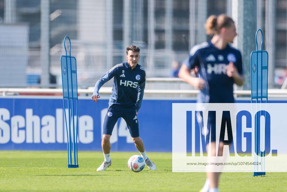 Fussball, Training des FC Schalke 04. Dejan Ljubicic (FC Schalke 04). Gelsenkirchen Trainingsgelände FC Schalke 04 NRW Deutschland xRHR-FOTO YYx