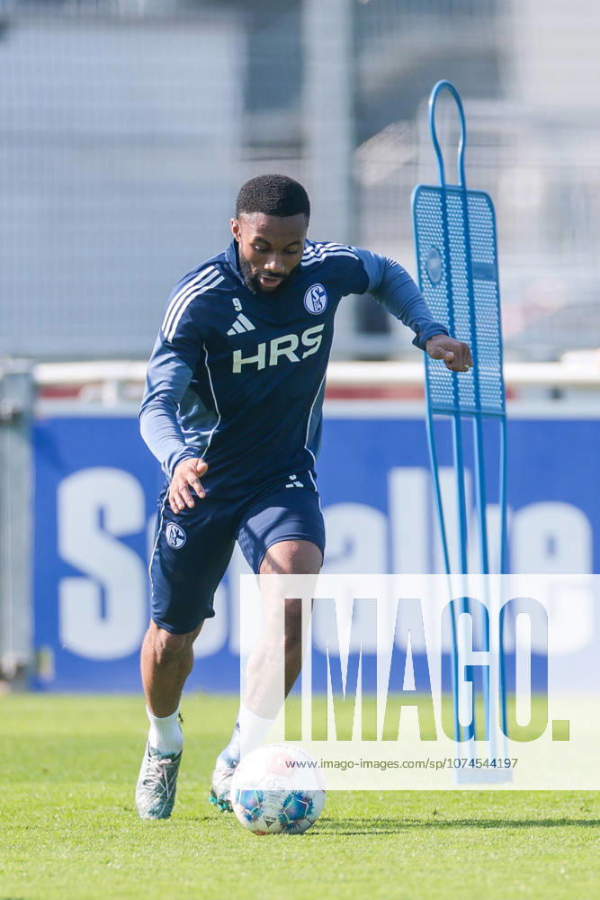 Fussball, Training des FC Schalke 04. Moussa Sylla (FC Schalke 04). Gelsenkirchen Trainingsgelände FC Schalke 04 NRW Deutschland xRHR-FOTO YYx
