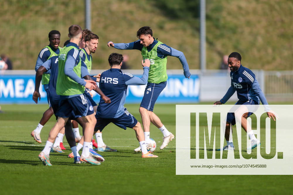 Fussball, Training des FC Schalke 04. v. l. Dejan Ljubicic (FC Schalke 04). Moussa Sylla (FC Schalke 04). Gelsenkirchen Trainingsgelände FC Schalke 04 NRW Deutschland xRHR-FOTO YYx