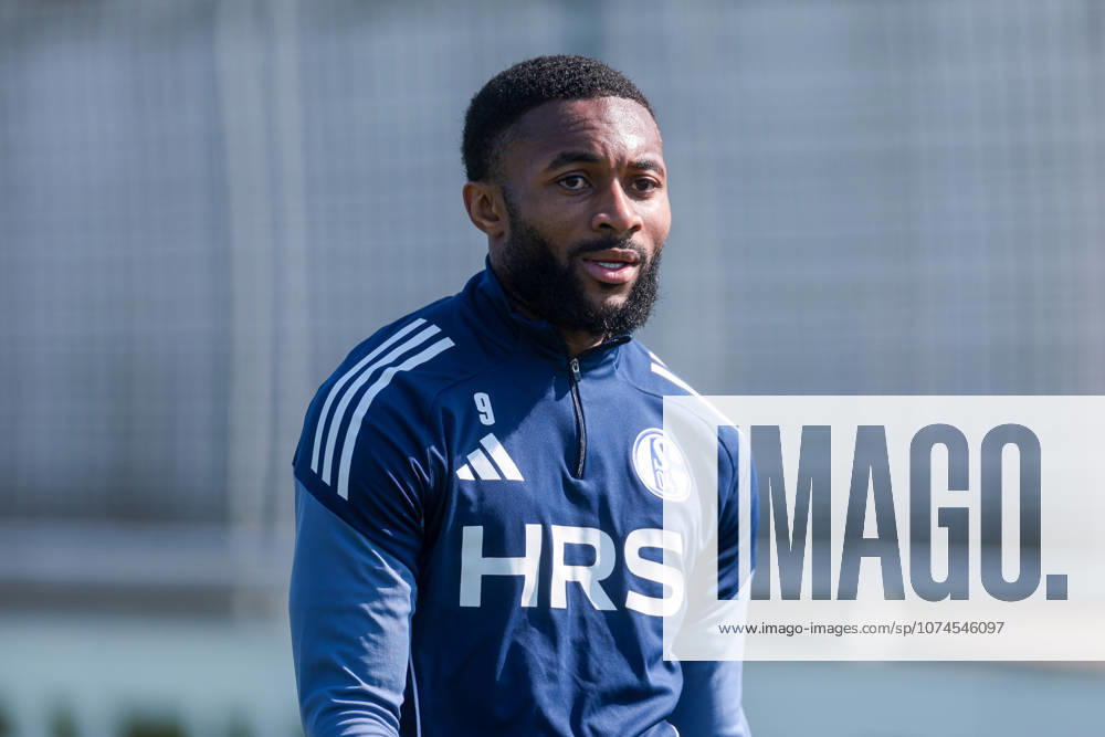 Fussball, Training des FC Schalke 04. Moussa Sylla (FC Schalke 04), Gelsenkirchen Trainingsgelände FC Schalke 04 NRW Deutschland xRHR-FOTO YYx