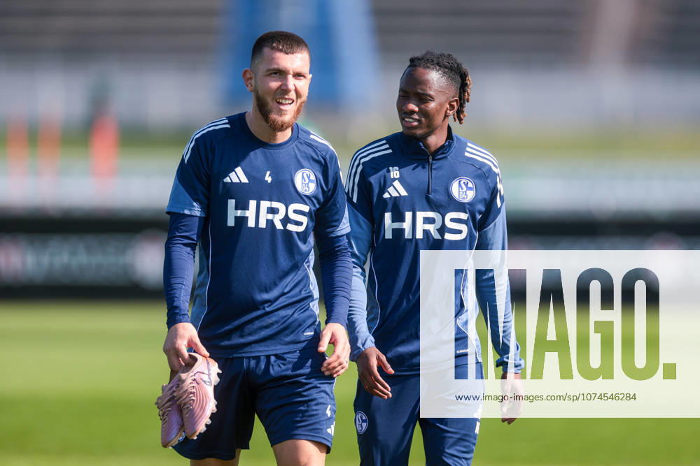 Fussball, Training des FC Schalke 04. v. l. Hasan Kurucay (FC Schalke 04), Moussa Ndiaye (FC Schalke 04). Gelsenkirchen Trainingsgelände FC Schalke 04 NRW Deutschland xRHR-FOTO YYx