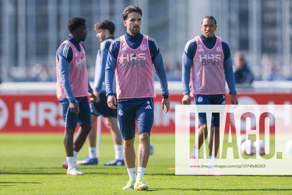 Fussball, Training des FC Schalke 04. Kenan Karaman (FC Schalke 04). Gelsenkirchen Trainingsgelände FC Schalke 04 NRW Deutschland xRHR-FOTO YYx