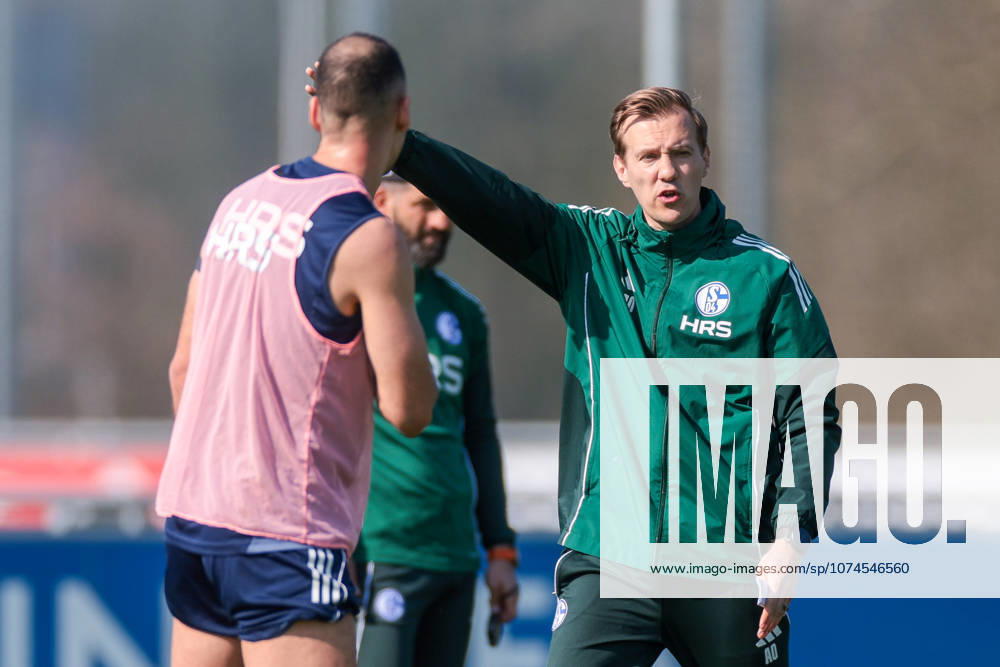 Fussball, Training des FC Schalke 04. Co-Trainer Adin Osmanbasic (FC Schalke 04) gibt Anweisungen. Gelsenkirchen Trainingsgelände FC Schalke 04 NRW Deutschland xRHR-FOTO YYx