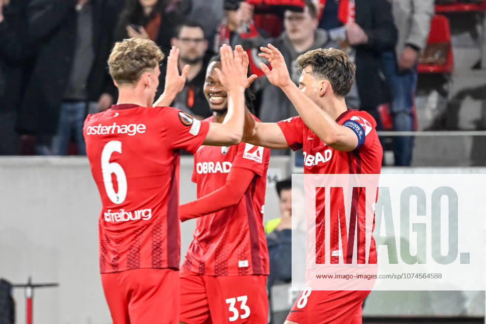 Jubel zum Tor zum 5:1 durch Maximilian Eggestein (SC Freiburg, 08) mit Patrick Osterhage (SC Freiburg, 06) und Jordy Makengo (SC Freiburg, 33) GER, SC Freiburg - KRC Genk, Fussball, Europa League, Achtelfinale, Saison 2025 2026, 19.03.2026 GER, SC Freiburg - KRC Genk, Fussball, Europa League, Achtelfinale, Saison 2025 2026, 19.03.2026 Freiburg