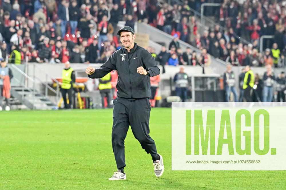 Julian Schuster (SC Freiburg, Trainer) jubelt mit den Fans ueber den Sieg GER, SC Freiburg - KRC Genk, Fussball, Europa League, Achtelfinale, Saison 2025 2026, 19.03.2026 GER, SC Freiburg - KRC Genk, Fussball, Europa League, Achtelfinale, Saison 2025 2026, 19.03.2026 Freiburg