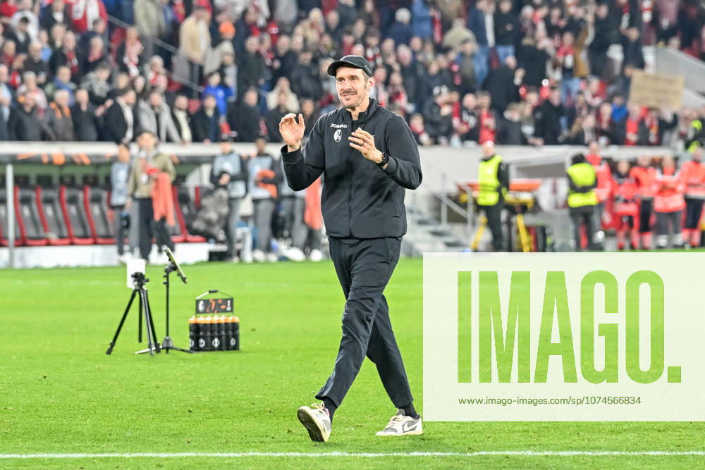 Julian Schuster (SC Freiburg, Trainer) jubelt mit den Fans ueber den Sieg GER, SC Freiburg - KRC Genk, Fussball, Europa League, Achtelfinale, Saison 2025 2026, 19.03.2026 GER, SC Freiburg - KRC Genk, Fussball, Europa League, Achtelfinale, Saison 2025 2026, 19.03.2026 Freiburg