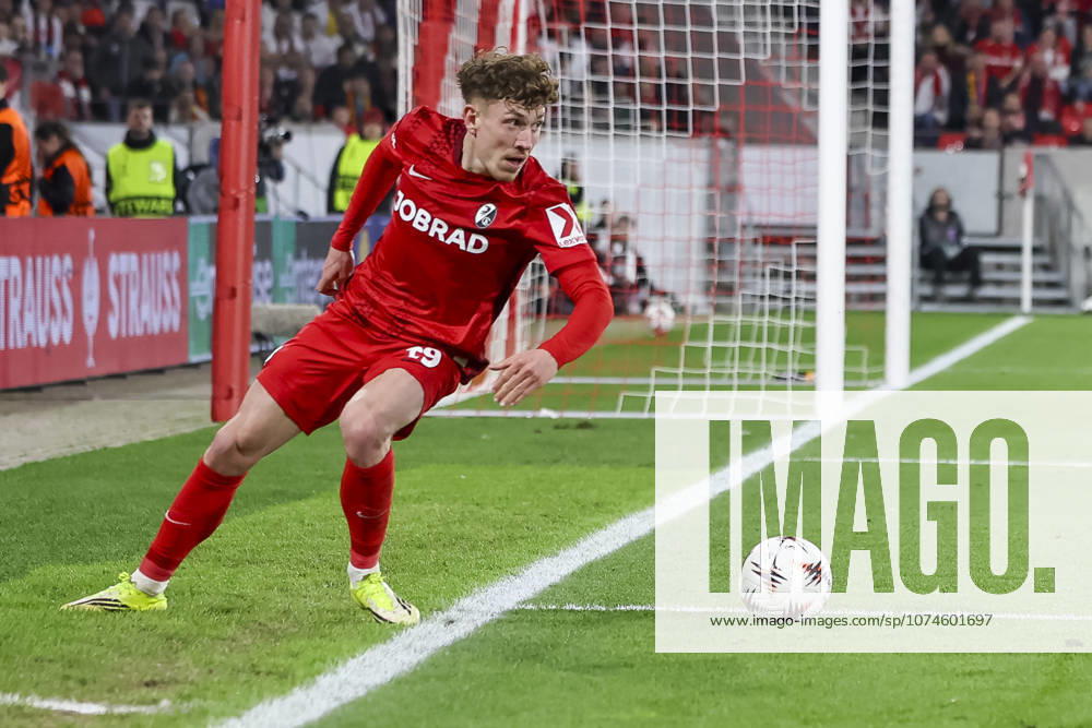 Philipp Treu (SC Freiburg, 29) am Ball , Deutschland, Fussball, UEFA Europa League, Achtelfinale, 2025 2026, SC Freiburg vs. KRC Genk, 19.03.2026, Freiburg im Breisgau Europa-Park Stadion Deutschland