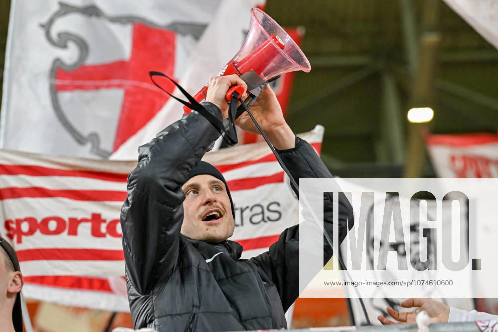 Maximilian Eggestein (SC Freiburg, 08) am Mikrofon auf der Tribuene GER, SC Freiburg - KRC Genk, Fussball, Europa League, Achtelfinale, Saison 2025 2026, 19.03.2026 GER, SC Freiburg - KRC Genk, Fussball, Europa League, Achtelfinale, Saison 2025 2026, 19.03.2026 Freiburg