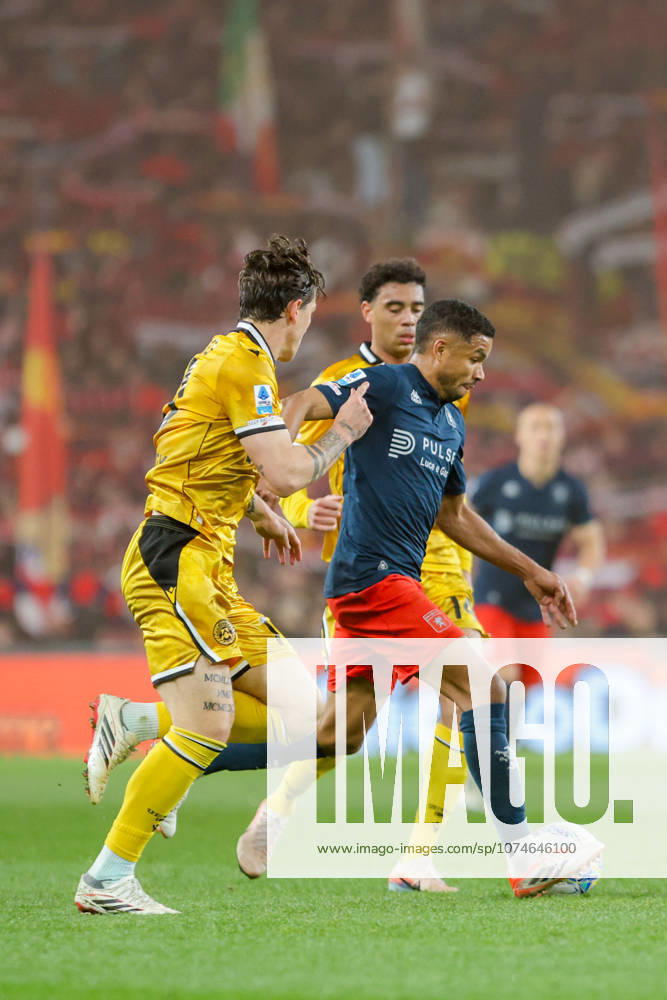 Genoas Junior Messias fights for the ball during the Serie A soccer match between Genoa and Udinese at the Luigi Ferraris Stadium in Genoa, Italy - Friday, March 20, 2026. - Soccer .