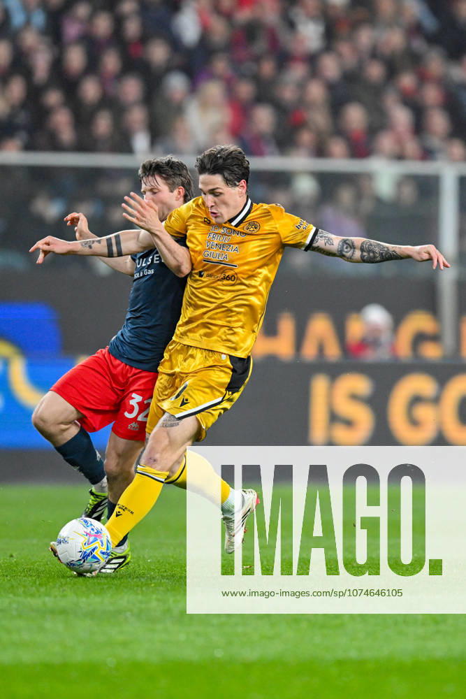 Genoas Morten Frendrup fights for the ball with Udineses Nicolò Zaniolo during the Serie A soccer match between Genoa and Udinese at the Luigi Ferraris Stadium in Genoa, Italy - Friday, March 20, 2026. - Soccer .