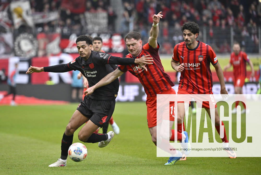 Zweikampf, Aktion Budu Zivzivadze Siwsiwadse 1. FC Heidenheim 1846 FCH (11) gegen Jarell Quansah Bayer 04 Leverkusen (04) Eren Dinkci 1. FC Heidenheim 1846 FCH (08) 1. FC Heidenheim 1846 FCH vs Bayer 04 Leverkusen B04 21.03.2026 DFL REGULATIONS PROHIBIT ANY USE OF PHOTOGRAPHS AS IMAGE SEQUENCES AND OR QUASI-VIDEO 1. FC Heidenheim 1846 FCH vs Bayer 04 Leverkusen