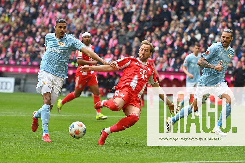 Harry KANE (Bayern Muenchen), Aktion,Zweikampf gegen li:Danilho DOEKHI (Union Berlin) , re:Christopher TRIMMEL (Union Berlin). Fussball 1. Bundesliga Saison 2025 2026, 27.Spieltag, Spieltag27 FC Bayern Muenchen - 1.FC Union Berlin am 21.03.2026 , A L L I A N Z A R E N A.