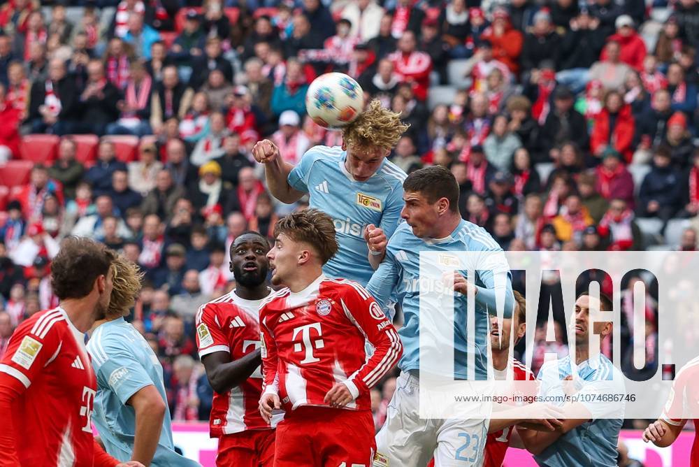 Im Zweikampf, Aktion, mit Dayot Upamecano 2 (FC Bayern Muenchen), Lennart Karl 42 (FC Bayern Muenchen), Leopold Querfeld 14 (1.FC Union Berlin), Andrej Ilic 23 (1.FC Union Berlin), FC Bayern Muenchen vs. 1. FC Union Berlin, Fussball, 1. Bundesliga, 27. Spieltag, 21.03.2026 DFB regulations prohibit any use of photographs as image sequences and or quasi-video Muenchen Bayern Deutschland
