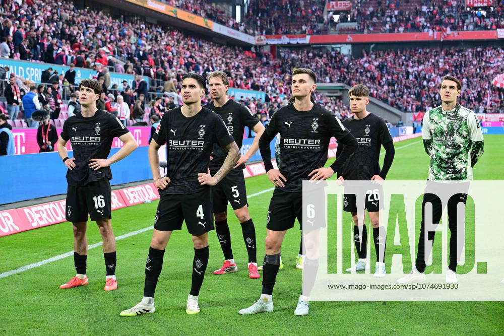 Koeln; Fussball, Herren, Saison 2025 2026, 1. FC Koeln vs. Borussia Moenchengladbach Die Gladbacher sind nach Spielende enttaeuscht, dass die den Derbysieg nicht nach Hause gebracht haben DFL regulations prohibit any use of photographs as image sequences and or quasi-video. Rhein-Energie-Stadion NRW Deutschland