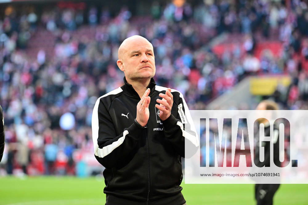 Koeln; Fussball, Herren, Saison 2025 2026, 1. FC Koeln vs. Borussia Moenchengladbach Rouven Schroeder (Head of Sports, Gladbach) nach Spielende in der Fankurve DFL regulations prohibit any use of photographs as image sequences and or quasi-video. Rhein-Energie-Stadion NRW Deutschland