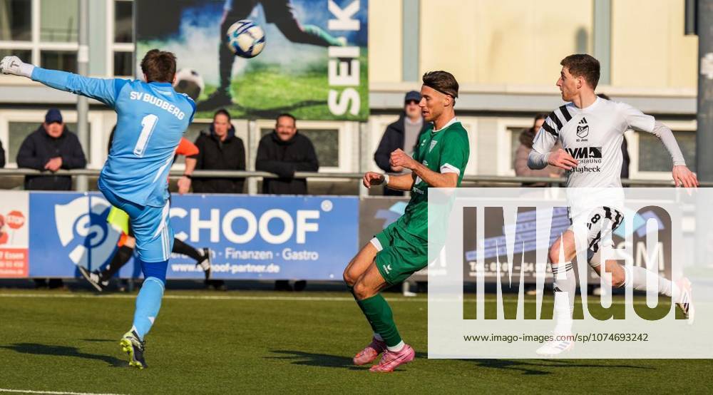 Luca Kazelis vom FC Kray im Spiel gegen Marc Anders und Fynn Leon Eckhardt vom SV Budberg. Das Spiel der Landesliga, FC Kray gegen SV Budberg am 15.03.2026 auf dem Kunstrasenplatz der KrayArena, Buderusstraße 20a endete 1:2. Michael Gohl FUNKE Foto Services Deutschland Nordrhein-Westfalen Essen