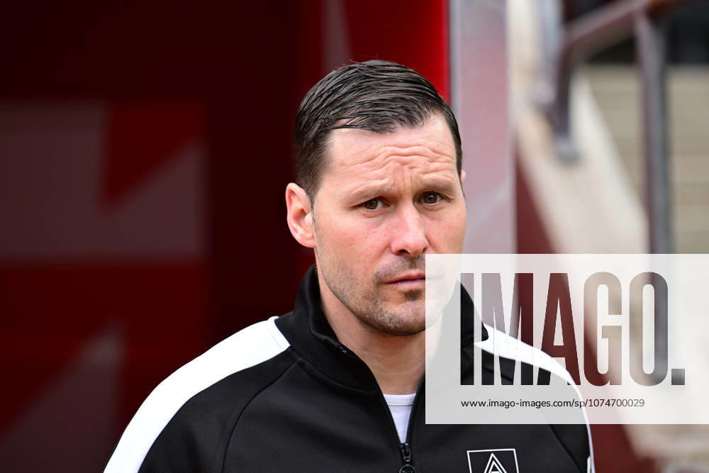 Koeln; Fussball, Herren, Saison 2025 2026, 1. FC Koeln vs. Borussia Moenchengladbach David Zibung (Sportkoordinator Lizenz, Gladbach) DFL regulations prohibit any use of photographs as image sequences and or quasi-video. Rhein-Energie-Stadion NRW Deutschland