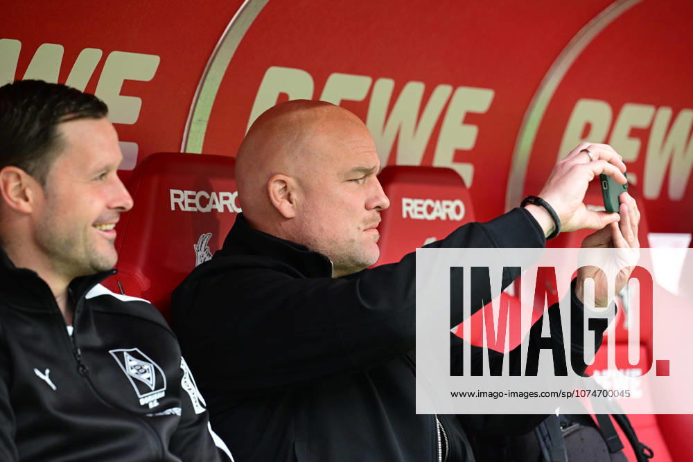 Koeln; Fussball, Herren, Saison 2025 2026, 1. FC Koeln vs. Borussia Moenchengladbach Rouven Schroeder (Head of Sports, Gladbach, re.) halt die Derbystimmung mit seinem Handy fest; links David Zibung (Sportkoordinator Lizenz, Gladbach) DFL regulations prohibit any use of photographs as image sequences and or quasi-video. Rhein-Energie-Stadion NRW Deutschland