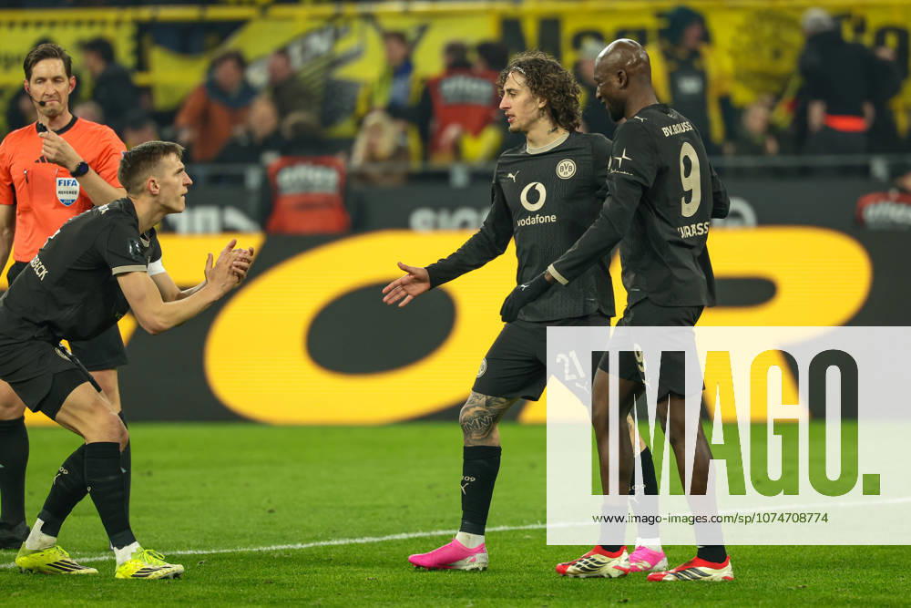 Dortmund, Germany, 21.03.26, Nico Schlotterbeck (Borussia Dortmund), Fabio Silva (Borussia Dortmund) jubeln nach dem Tor zum 2:2 durch Serhou Guirassy (Borussia Dortmund) während des Spiels der 1. Bundesliga zwischen Borussia Dortmund - Hamburger SV im Signal Iduna Park in Dortmund. (Photo by Joachim Bywaletz) DFB DFL REGULATIONS PROHIBIT ANY USE OF PHOTOGRAPHS AS IMAGE SEQUENCES AND OR QUASI-VIDEO.