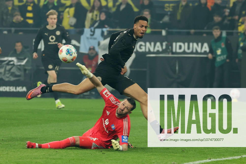 Dortmund, Germany, 21.03.26, Felix Nmecha (Borussia Dortmund) und Daniel Heuer Fernandes (Hamburger SV) im Zweikampf während des Spiels der 1. Bundesliga zwischen Borussia Dortmund - Hamburger SV im Signal Iduna Park in Dortmund. (Photo by Joachim Bywaletz) DFB DFL REGULATIONS PROHIBIT ANY USE OF PHOTOGRAPHS AS IMAGE SEQUENCES AND OR QUASI-VIDEO.