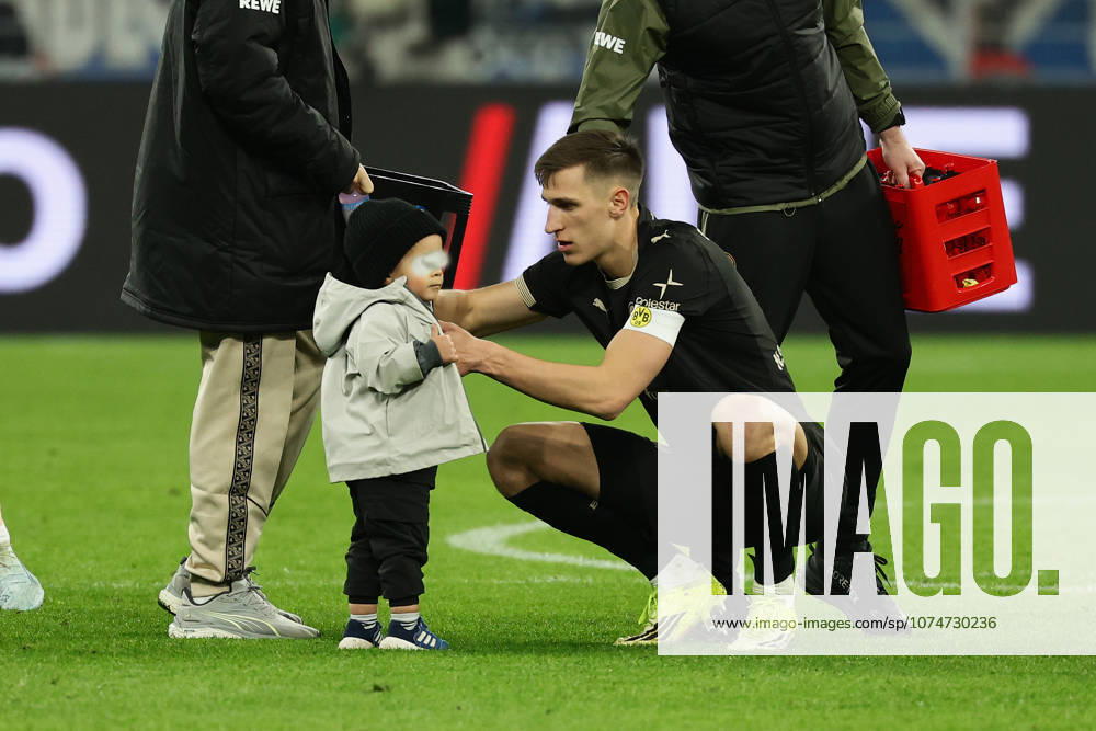 Dortmund, Germany, 21.03.26, Nico Schlotterbeck (Borussia Dortmund) und ein Kind während des Spiels der 1. Bundesliga zwischen Borussia Dortmund - Hamburger SV im Signal Iduna Park in Dortmund. (Photo by Joachim Bywaletz) DFB DFL REGULATIONS PROHIBIT ANY USE OF PHOTOGRAPHS AS IMAGE SEQUENCES AND OR QUASI-VIDEO.