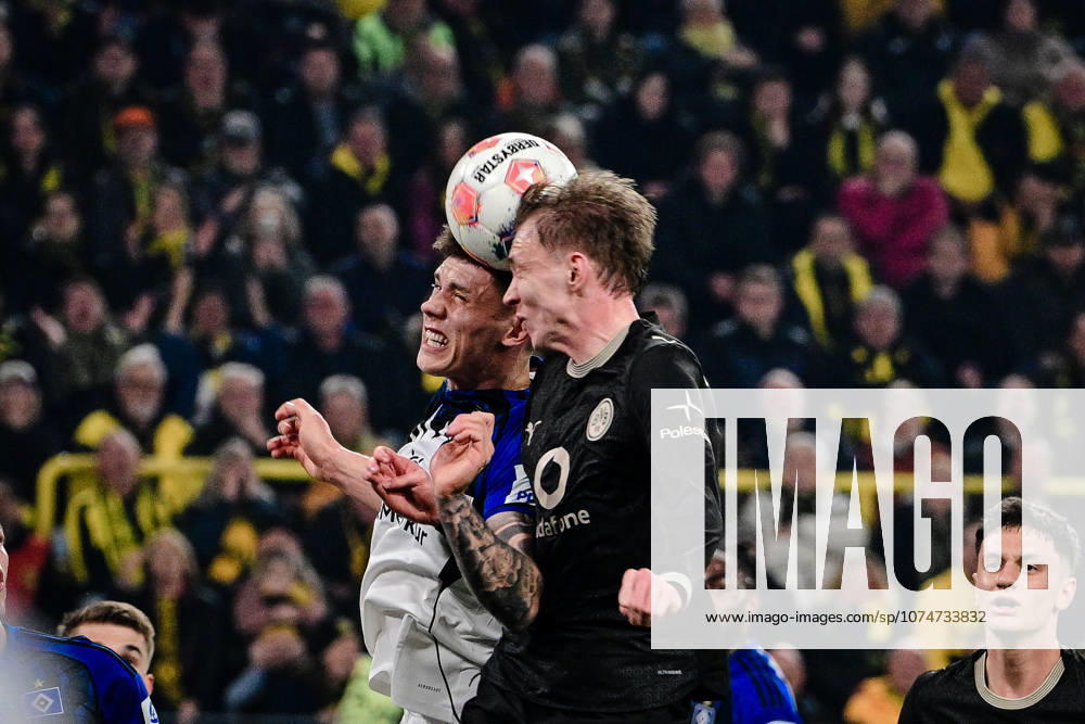 Maximilian Beier 14 (Borussia Dortmund) im Zweikampf mit Luka Vuskovic 44 (Hamburger SV), Borussia Dortmund vs. Hamburger SV, Fussball, 1. Bundesliga, 27. Spieltag, 21.03.2026 DFB regulations prohibit any use of photographs as image sequences and or quasi-video Dortmund Nordrhein-Westfalen Deutschland