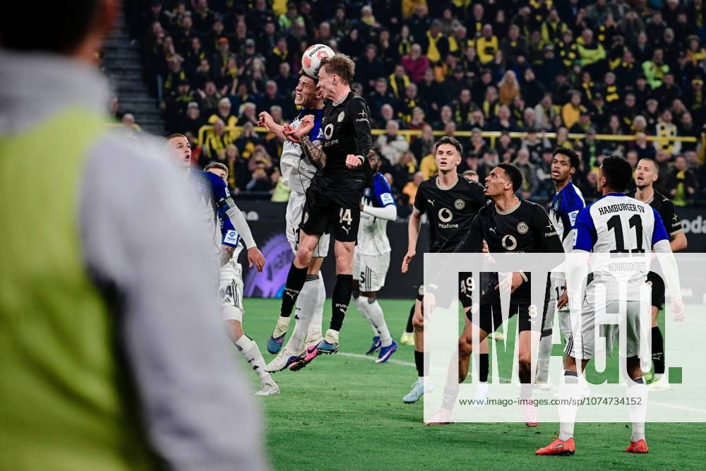 Maximilian Beier 14 (Borussia Dortmund) im Zweikampf mit Luka Vuskovic 44 (Hamburger SV), Borussia Dortmund vs. Hamburger SV, Fussball, 1. Bundesliga, 27. Spieltag, 21.03.2026 DFB regulations prohibit any use of photographs as image sequences and or quasi-video Dortmund Nordrhein-Westfalen Deutschland