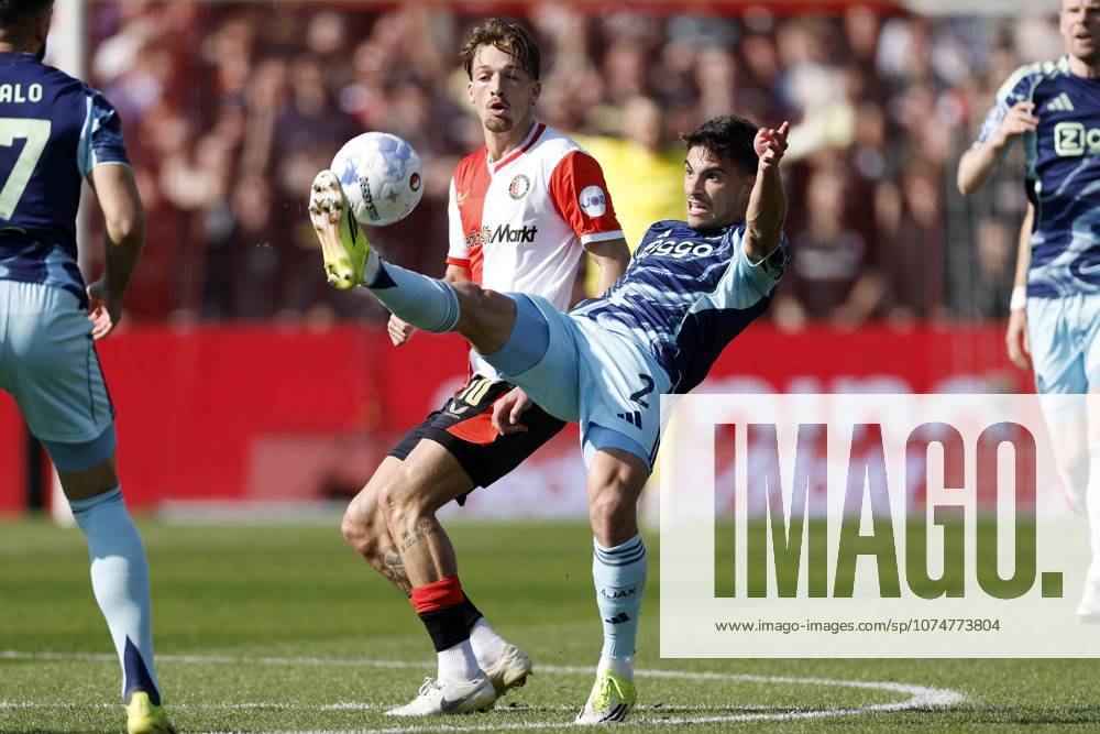 ROTTERDAM - (lr) Luciano Valente of Feyenoord, Lucas Rosa of Ajax during the Dutch Eredivisie match between Feyenoord and AFC Ajax at Feyenoord Stadium De Kuip on March 22, 2026 in Rotterdam, the Netherlands. MAURICE VAN STEEN ANP Eredivisie 2025-2026 ANPxSportx xMauricexvanxSteenxIVx 554074797 originalFilename: 554074797