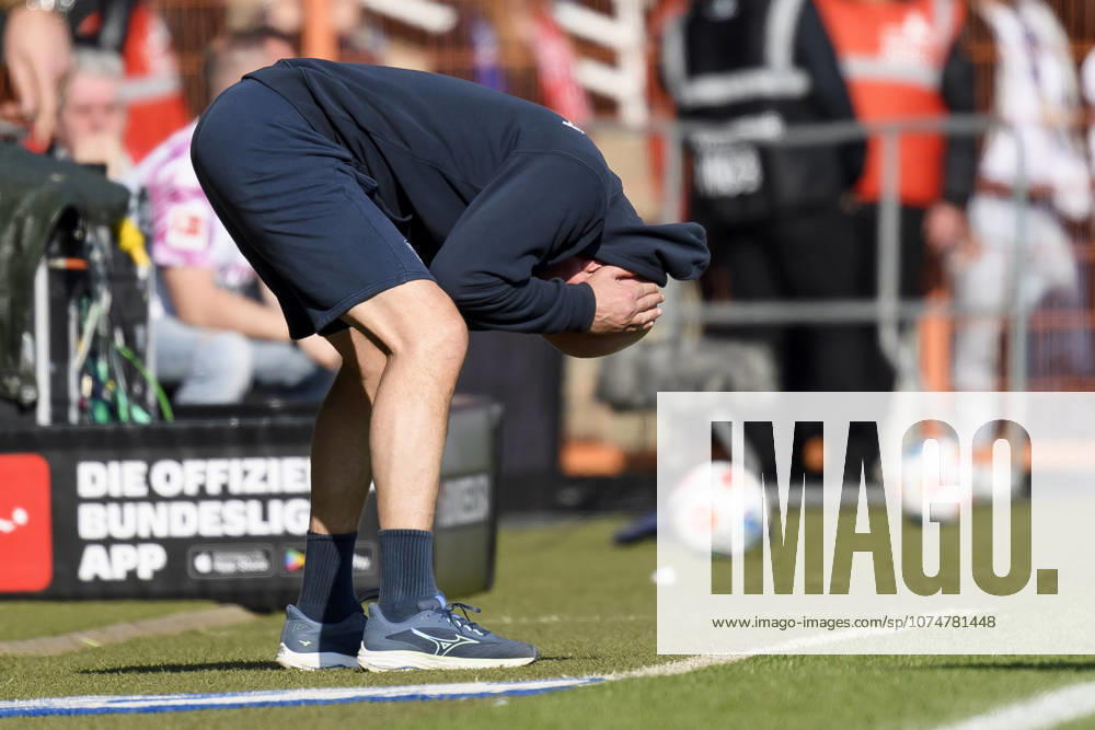 Trainer Uwe Roesler (VfL Bochum) enttaeuscht waehrend des spiels der 2. Bundesliga zwischen VfL Bochum und Holstein Kiel, Vonovia Ruhrstadion am 22. March 2026 in Bochum, Deutschland. (Foto von Max Maiwald DeFodi Images) +++ Trainer Uwe Roesler (VfL Bochum) looks dejected during the 2. Bundesliga match between VfL Bochum and Holstein Kiel at Vonovia Ruhrstadion on March 22, 2026 in Bochum, Germany. (Photo by Max Maiwald DeFodi Images) (Photo by Max Maiwald DeFodi Images) -