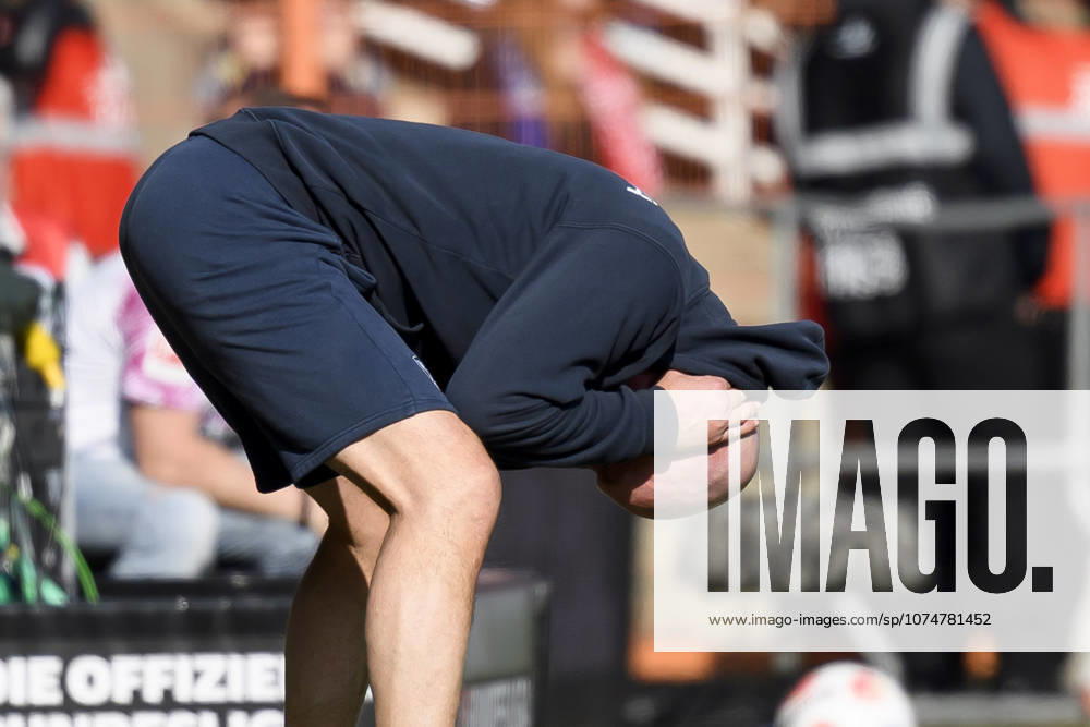 Trainer Uwe Roesler (VfL Bochum) enttaeuscht waehrend des spiels der 2. Bundesliga zwischen VfL Bochum und Holstein Kiel, Vonovia Ruhrstadion am 22. March 2026 in Bochum, Deutschland. (Foto von Max Maiwald DeFodi Images) +++ Trainer Uwe Roesler (VfL Bochum) looks dejected during the 2. Bundesliga match between VfL Bochum and Holstein Kiel at Vonovia Ruhrstadion on March 22, 2026 in Bochum, Germany. (Photo by Max Maiwald DeFodi Images) (Photo by Max Maiwald DeFodi Images) -