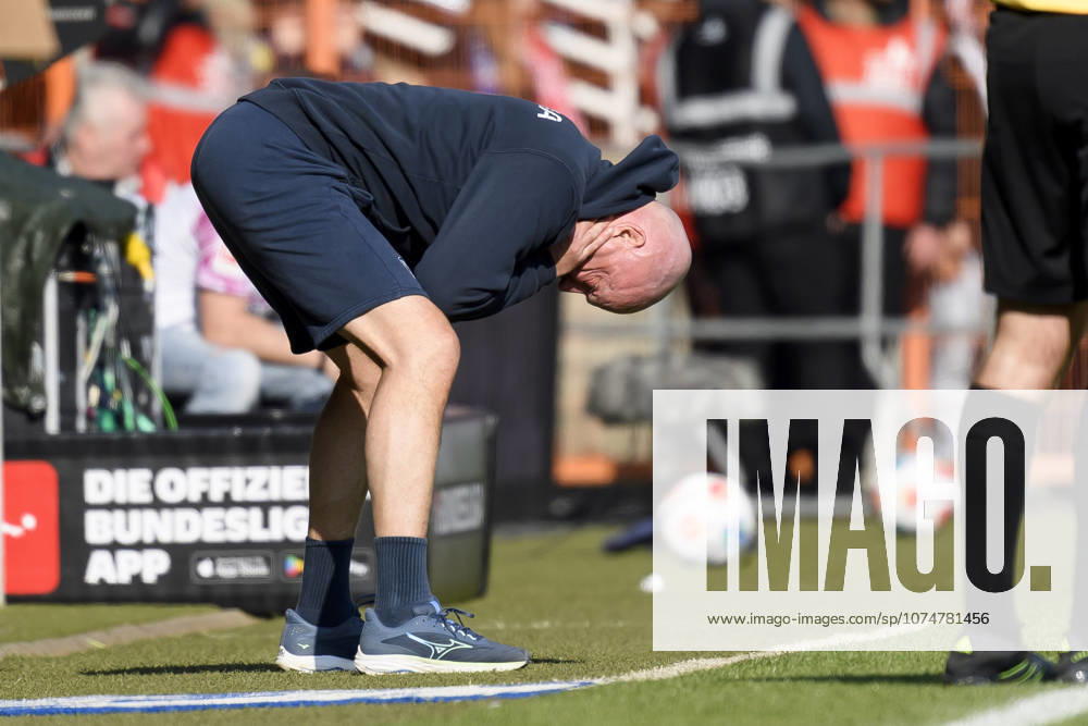 Trainer Uwe Roesler (VfL Bochum) enttaeuscht waehrend des spiels der 2. Bundesliga zwischen VfL Bochum und Holstein Kiel, Vonovia Ruhrstadion am 22. March 2026 in Bochum, Deutschland. (Foto von Max Maiwald DeFodi Images) +++ Trainer Uwe Roesler (VfL Bochum) looks dejected during the 2. Bundesliga match between VfL Bochum and Holstein Kiel at Vonovia Ruhrstadion on March 22, 2026 in Bochum, Germany. (Photo by Max Maiwald DeFodi Images) (Photo by Max Maiwald DeFodi Images) -