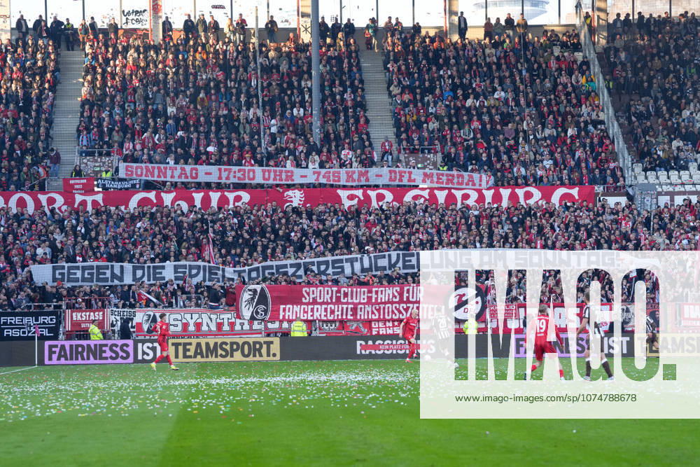 Spruchband der Fans und Ultras auf der Tribüne, Banner, Gegen die DFL, Anstosszeiten , Deutschland, Fussball, 1. Bundesliga, 27.Spieltag, 2025 2026, FC St. Pauli vs. SC Freiburg, 22.03.2026, Millerntor-Stadion, Hamburg, Deutschland DFL REGULATIONS PROHIBIT ANY USE OF PHOTOGRAPHS AS IMAGE SEQUENCES AND OR QUASI-VIDEO. Hamburg Millerntor-Stadion Hamburg Deutschland