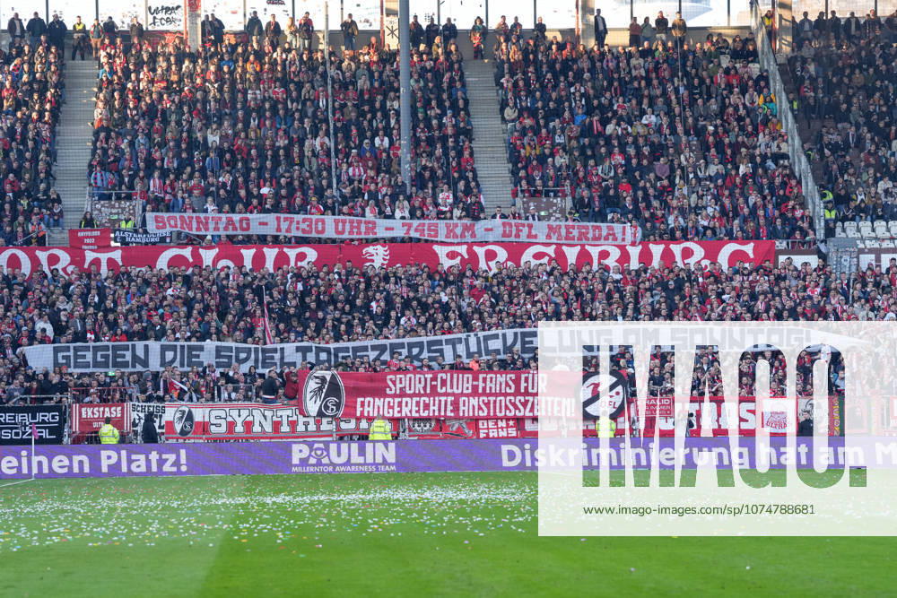 Spruchband der Fans und Ultras auf der Tribüne, Banner, Gegen die DFL, Anstosszeiten , Deutschland, Fussball, 1. Bundesliga, 27.Spieltag, 2025 2026, FC St. Pauli vs. SC Freiburg, 22.03.2026, Millerntor-Stadion, Hamburg, Deutschland DFL REGULATIONS PROHIBIT ANY USE OF PHOTOGRAPHS AS IMAGE SEQUENCES AND OR QUASI-VIDEO. Hamburg Millerntor-Stadion Hamburg Deutschland