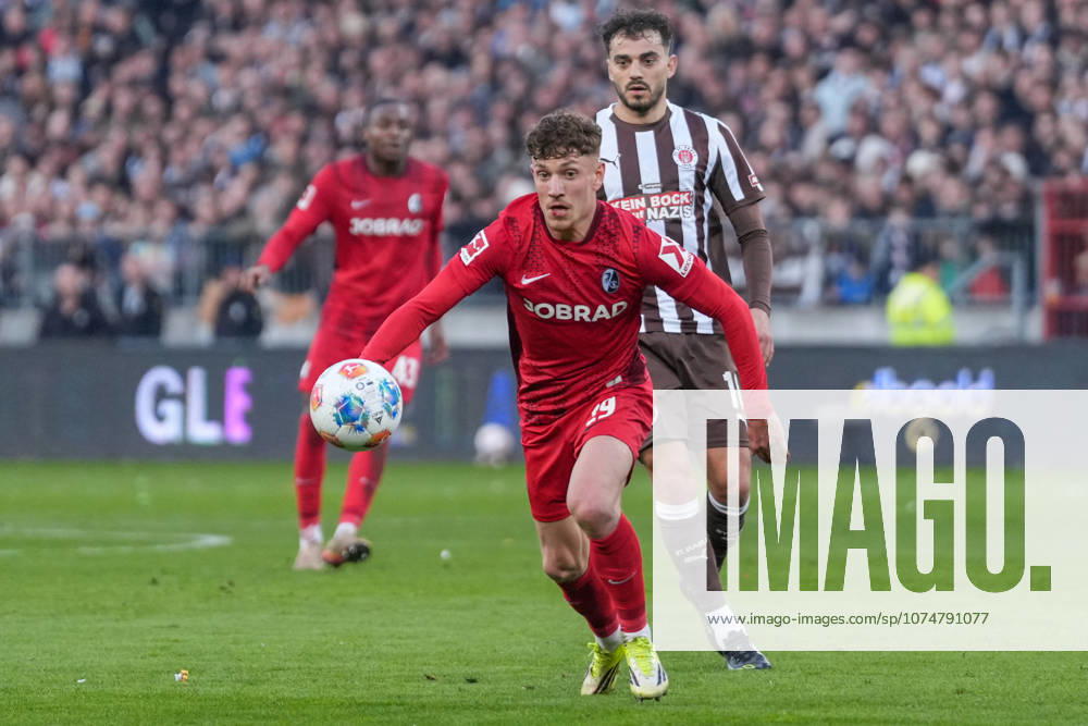 Philipp Treu (SC Freiburg, 29) am Ball , Deutschland, Fussball, 1. Bundesliga, 27.Spieltag, 2025 2026, FC St. Pauli vs. SC Freiburg, 22.03.2026, Millerntor-Stadion, Hamburg, Deutschland DFL REGULATIONS PROHIBIT ANY USE OF PHOTOGRAPHS AS IMAGE SEQUENCES AND OR QUASI-VIDEO. Hamburg Millerntor-Stadion Hamburg Deutschland