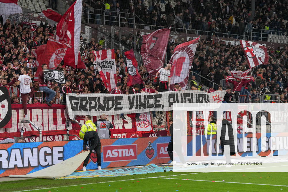 Spruchband der Fans und Ultras auf der Tribüne, Banner für Vincenzo Grifo (SC Freiburg, 32) , Deutschland, Fussball, 1. Bundesliga, 27.Spieltag, 2025 2026, FC St. Pauli vs. SC Freiburg, 22.03.2026, Millerntor-Stadion, Hamburg, Deutschland DFL REGULATIONS PROHIBIT ANY USE OF PHOTOGRAPHS AS IMAGE SEQUENCES AND OR QUASI-VIDEO. Hamburg Millerntor-Stadion Hamburg Deutschland