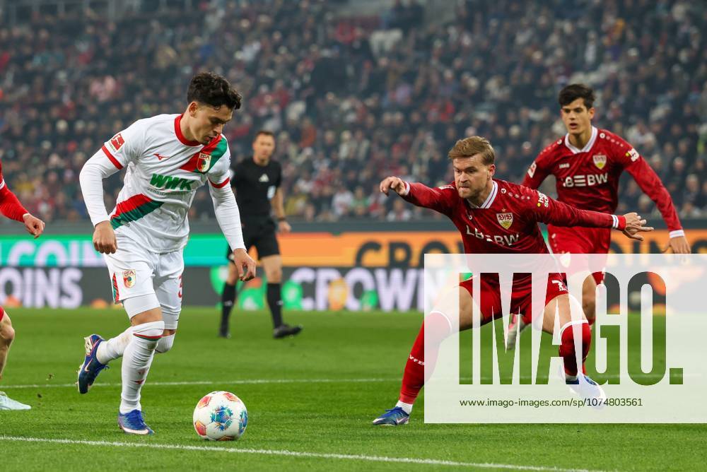 Im Zweikampf, Aktion, mit Fabian Rieder 32 (FC Augsburg), Maximilian Mittelstaedt 7 (VfB Stuttgart), FC Augsburg vs. VfB Stuttgart, Fussball, 1. Bundesliga, 27. Spieltag, 22.03.2026 DFB regulations prohibit any use of photographs as image sequences and or quasi-video Augsburg Bayern Deutschland