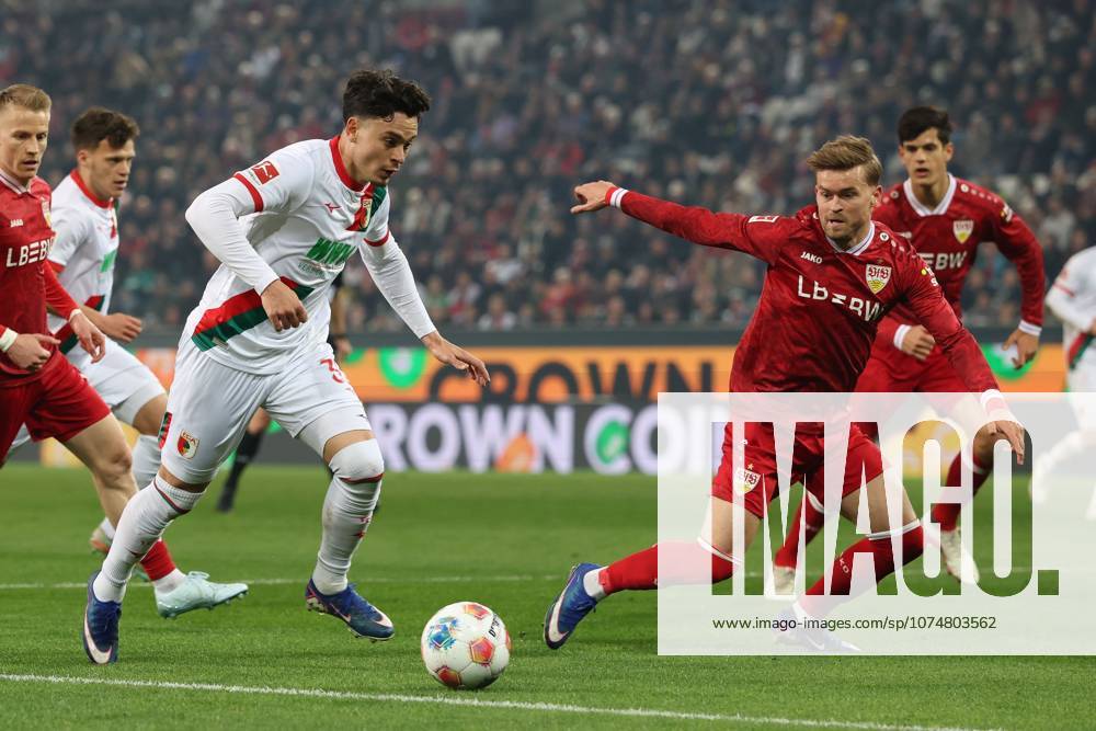 Im Zweikampf, Aktion, mit Fabian Rieder 32 (FC Augsburg), Maximilian Mittelstaedt 7 (VfB Stuttgart), FC Augsburg vs. VfB Stuttgart, Fussball, 1. Bundesliga, 27. Spieltag, 22.03.2026 DFB regulations prohibit any use of photographs as image sequences and or quasi-video Augsburg Bayern Deutschland