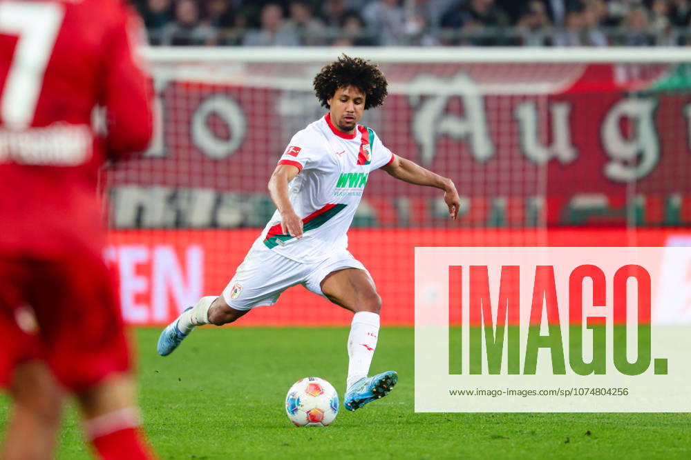 Han-Noah Massengo (4, FC Augsburg) beim Spiel zwischen FC Augsburg v VfB Stuttgart, Fußball, Herren, Bundesliga, 2025 2026, 27.Spieltag am 22.03.2026 in Augsburg, WWK ARENA. DFL and DFB regulations prohibit any use of photographs as image sequences and or quasi-video. Bayern Deutschland
